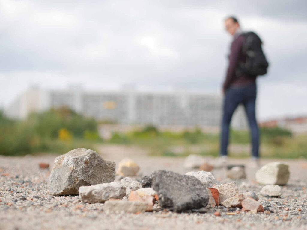 Steine auf einem Feld und darüber der Text "Depressionen sind (k)eine Krankheit!"