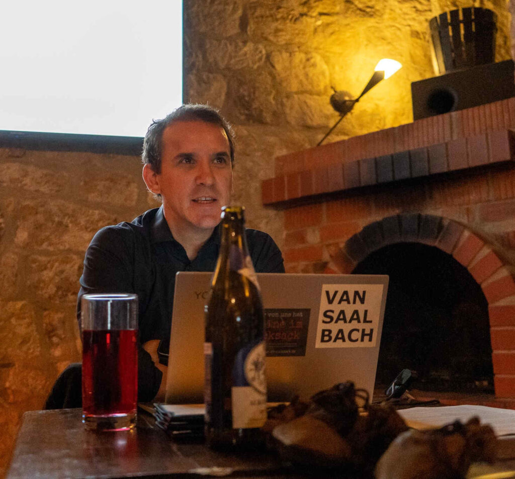 Ferdinand Saalbach trägt im Rahmen seiner Bewerbung zum Vereinsvorsitzenden seine Ziele und Vorstellungen vpr.